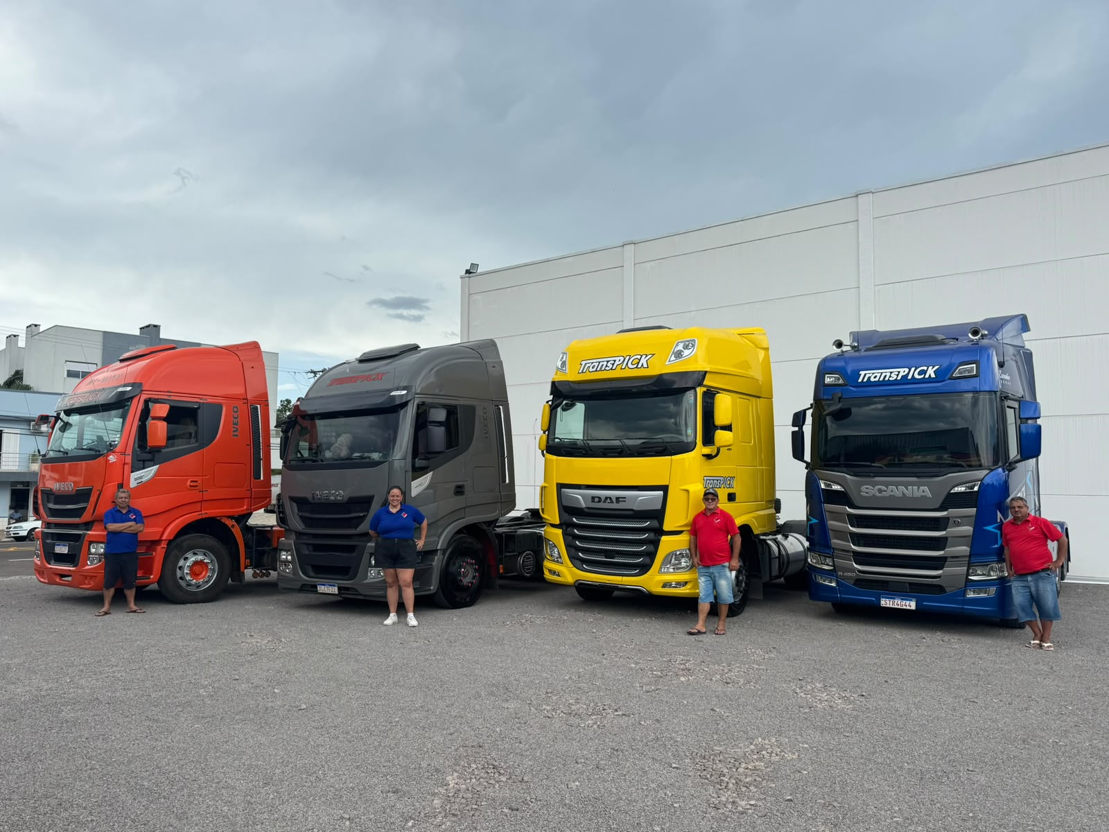 Equipe TransPICK ao lado dos caminhões